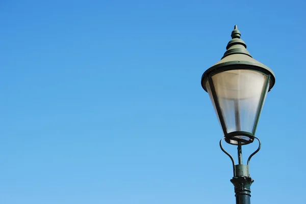 老式的路灯柱子 (蓝蓝的天空背景) — 图库照片