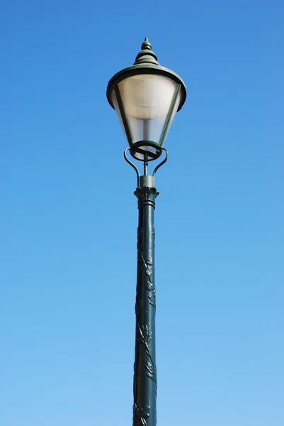Винтажный фонарный столб (голубой фон неба) ) — стоковое фото
