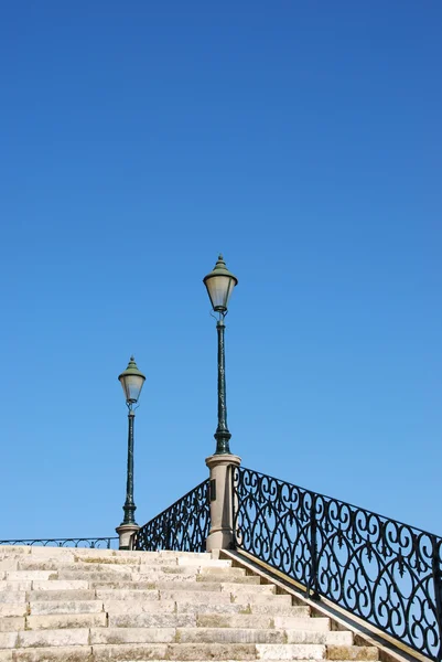 老式楼梯与传统路灯柱子 (蓝色的天空) — 图库照片