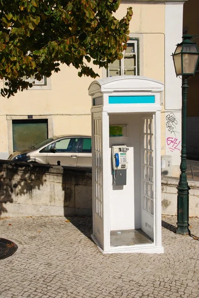 Cabine telefónica branca portuguesa em Lisboa — Fotografia de Stock