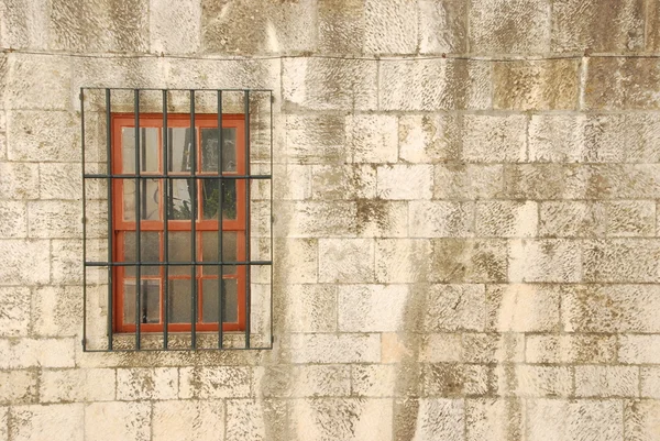 Okno s tyčí středověká budova — Stock fotografie