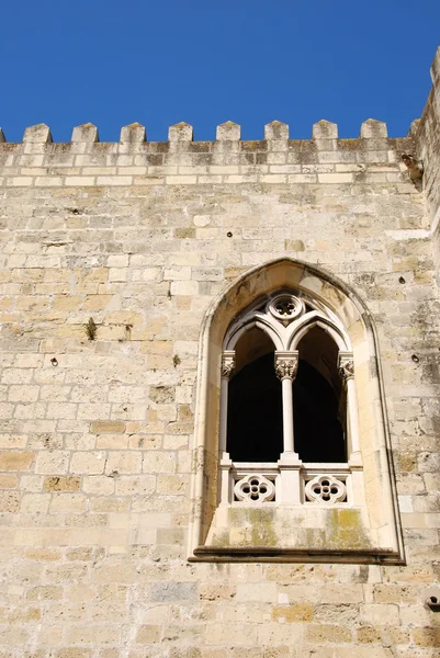 Detalle arquitectónico de una antigua ventana de la iglesia — Foto de Stock