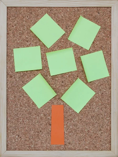 在一个多彩的软木板上环境树概念 — 图库照片