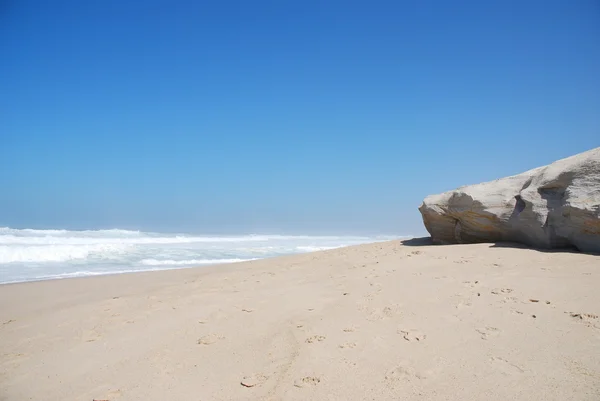 Liten klippa vid en vacker strand i praia del rey — Stockfoto