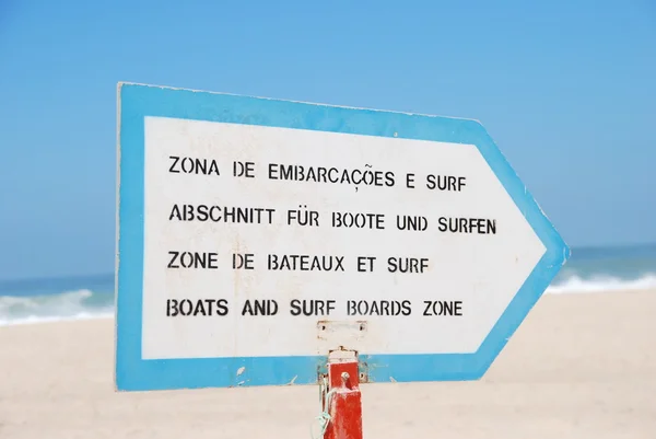 Човен і знак серфінгу на пляжі — стокове фото