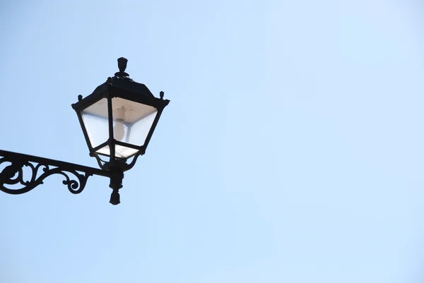 Старый фонарь на фоне неба — стоковое фото