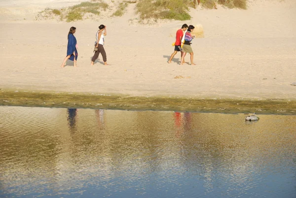 Giovani fratelli / sorelle che camminano sulla spiaggia — Foto Stock