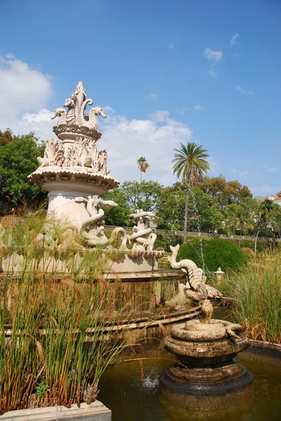 Античний фонтан у Довідка саду в Лісабоні, Португалія — стокове фото