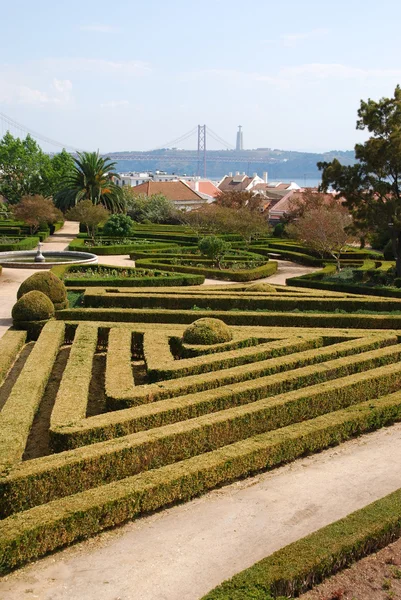 Очарованный сад Ажуда с мостом 25 апреля в Лисбоне, Португалия — стоковое фото