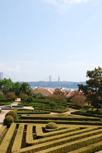Ajuda μαγεμένο κήπο με 25 Απριλίου γέφυρα στη Λισαβόνα, Πορτογαλία — Φωτογραφία Αρχείου