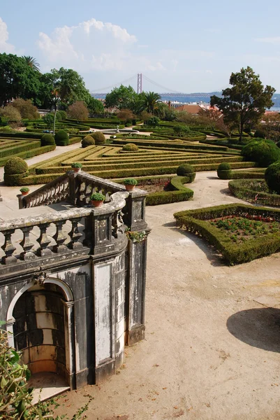 リスボン、ポルトガルの魅惑アジューダ ガーデン 4 月 25 日橋します。 — ストック写真