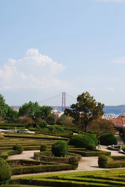 Очарованный сад Ажуда с мостом 25 апреля в Лисбоне, Португалия — стоковое фото