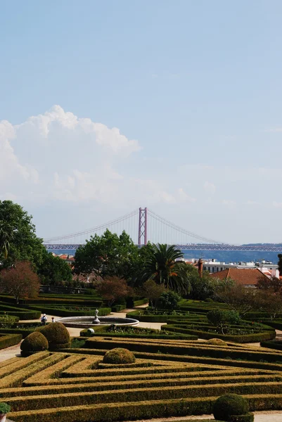 Giardino incantato di Ajuda con ponte del 25 aprile a Lisbona, Portogallo — Foto Stock
