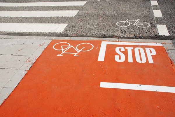 Faixa de bicicleta laranja com um sinal STOP — Fotografia de Stock