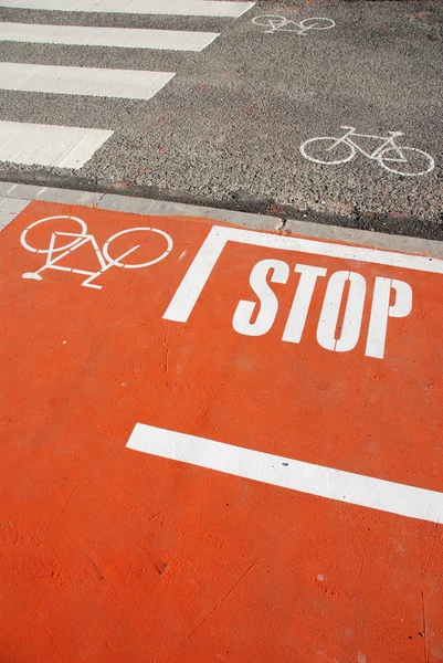 Faixa de bicicleta laranja com um sinal STOP — Fotografia de Stock