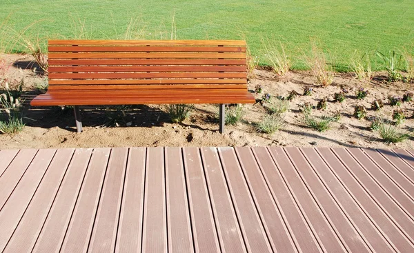 Dřevěné lavičce v parku — Stock fotografie