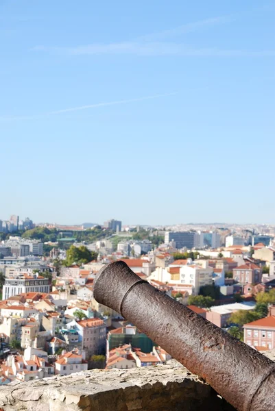 Paysage urbain de Lisbonne au Portugal avec arme à canon — Photo
