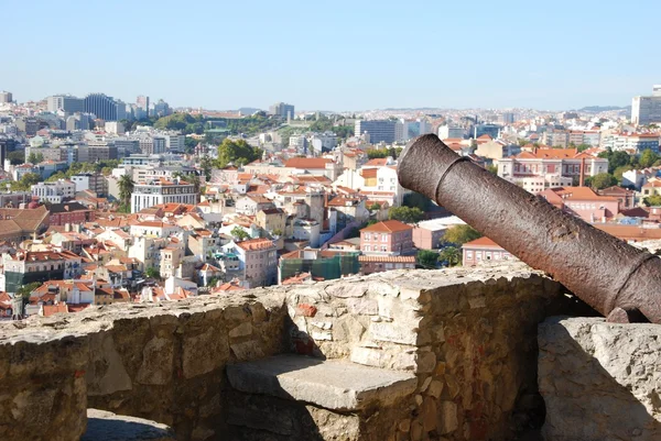 大砲の武器を持つポルトガルのリスボンの街並み — ストック写真