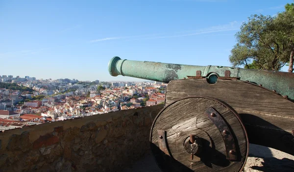 Paysage urbain de Lisbonne au Portugal avec arme à canon — Photo