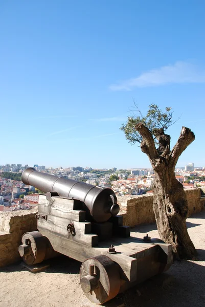 Stadsbilden i Lissabon i portugal med kanon vapen — Stockfoto