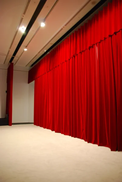 Vermelho drapeado palco cortinas de teatro com luzes — Fotografia de Stock