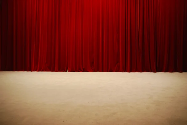 Kırmızı bol dökümlü Tiyatro sahne perdeleri — Stok fotoğraf