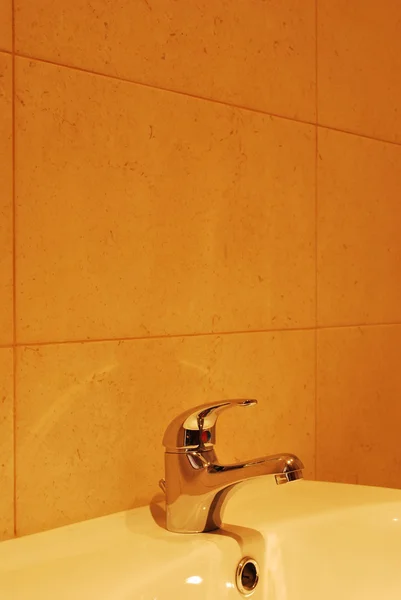 Metall kran på vitt handfat i badrum — Stockfoto