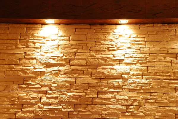 Несформированная каменная стена с точечными огнями — стоковое фото