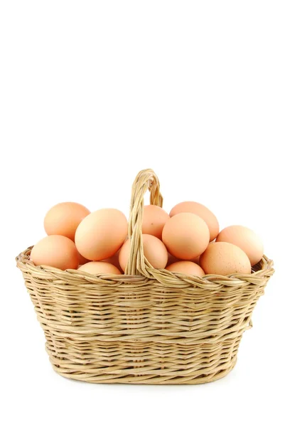 在白底的柳条篮鸡蛋 — 图库照片