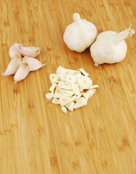Modi di preparazione di aglio su un tagliere — Foto Stock