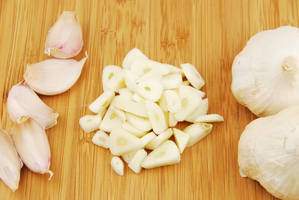 Modi di preparazione di aglio su un tagliere — Foto Stock