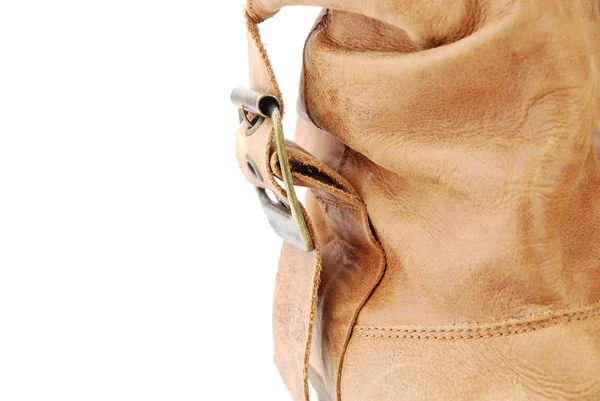 Nahaufnahme eines braunen Lederstiefels für Frauen auf weißem Grund — Stockfoto