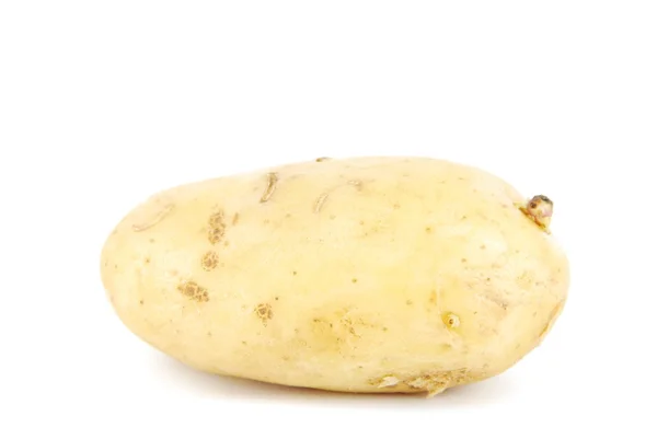 Нечиста жовта картопля на білому — стокове фото