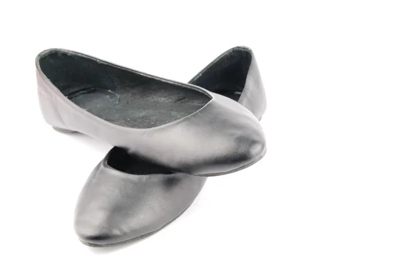 Senhora balé de couro preto sapatos planos em branco — Fotografia de Stock