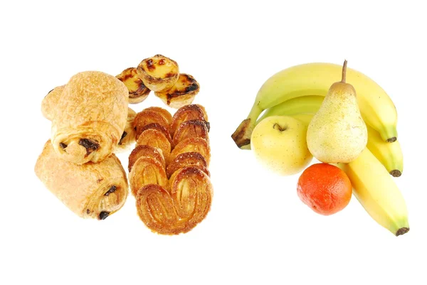 Gezonde vs ongezonde (gebakken goederen en vruchten op witte) — Stockfoto