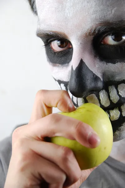 Não coma apenas maçãs (conceito de cara esqueleto ) — Fotografia de Stock