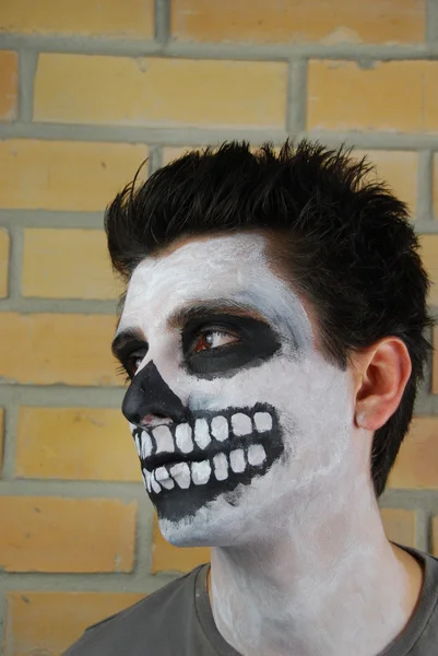 Retrato de un tipo esqueleto espeluznante (Carnaval pintura de la cara ) — Foto de Stock