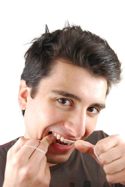 L'homme passe ses dents au fil dentaire — Photo