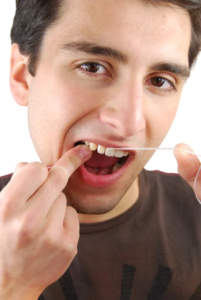 Человек чистит зубы нитью — стоковое фото