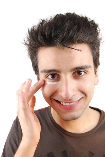 笑みを浮かべて男の目のクリームを適用します。 — ストック写真