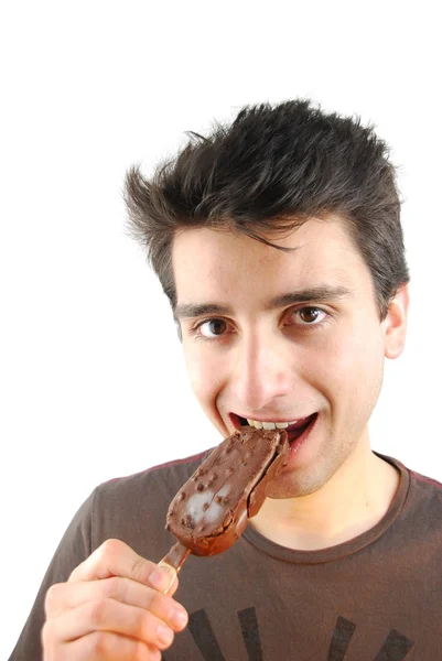 Portrait d'un jeune homme mignon mangeant une glace — Photo