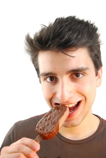 一个可爱的吃冰淇淋的年轻男子的画像 — 图库照片