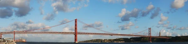 Ponte 25 de Abril em Lisboa, Portugal — Fotografia de Stock