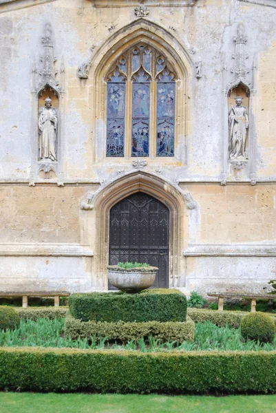 Kerk en decoratieve tuin aan sudeley kasteel — Stockfoto