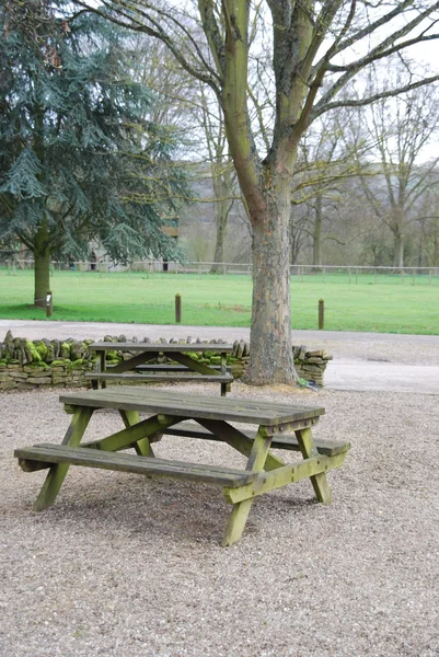 Stół piknikowy — Zdjęcie stockowe
