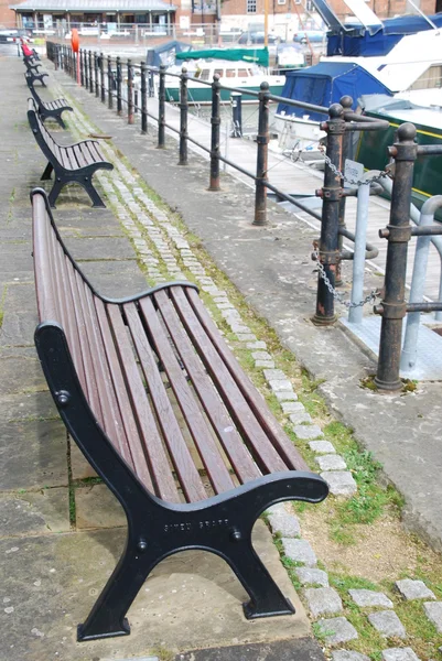 Κενό benchs στις αποβάθρες — Φωτογραφία Αρχείου