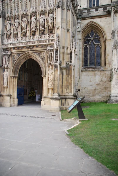 Ingang van Gloucester-kathedraal (sculpturen detail) — Stockfoto