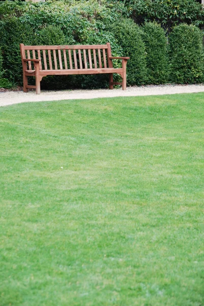 공원에 있는 나무 의자 — 스톡 사진