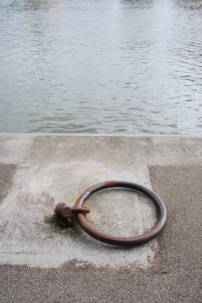 Mooring ring (water view) — Stock Photo, Image