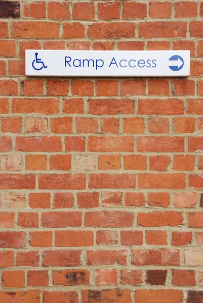 Ράμπα πρόσβασης σημάδι — Φωτογραφία Αρχείου